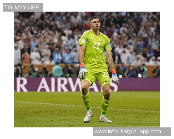 詹尼凯达称罗纳尔多如外星人难以防守卡佩罗预言梅西将成世界最佳